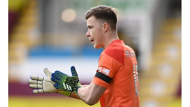 Bailey Peacock-Farrell, arquero de Sheffield Wednesday.