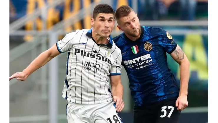 Acción de juego entre Atalanta e Inter.