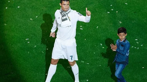 Cristiano Ronaldo con su hijo.