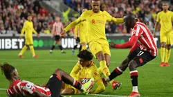 Acción de juego entre Liverpool y Brentford.
