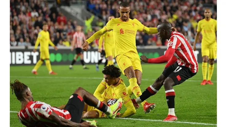 Acción de juego entre Liverpool y Brentford.