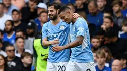 Gabriel Jesús, saludado por Bernardo Silva por su gol.