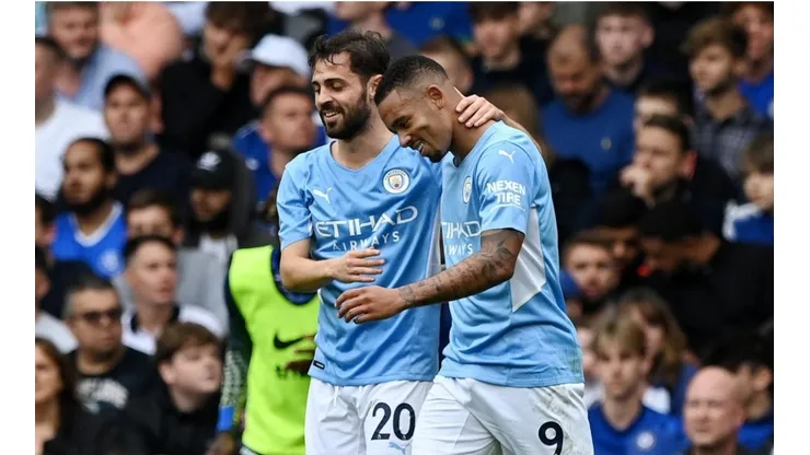 Gabriel Jesús, saludado por Bernardo Silva por su gol.