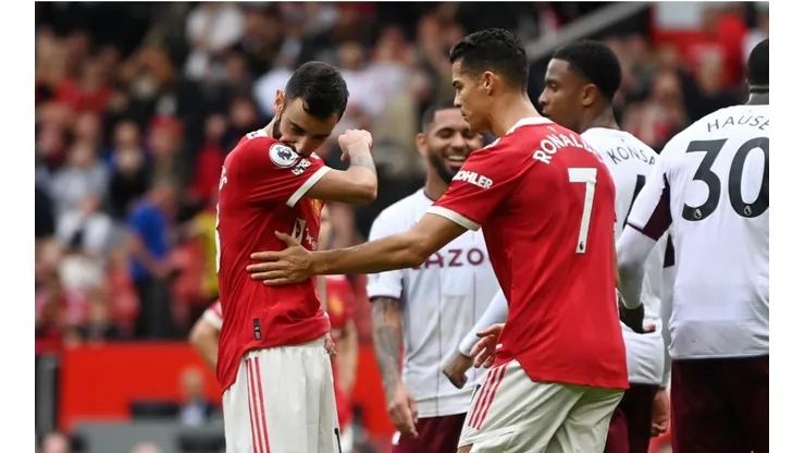 Bruno Fernandes y Cristiano Ronaldo, luego de fallar el penal ante Aston Villa.
