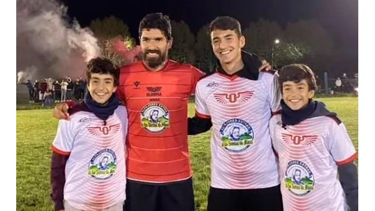 Loco Abreu y su familia tras el partido.