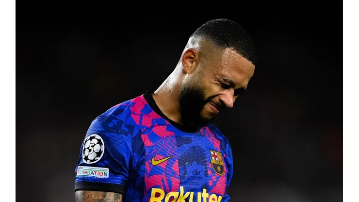 Depay erró un gol insólito para Barcelona.
