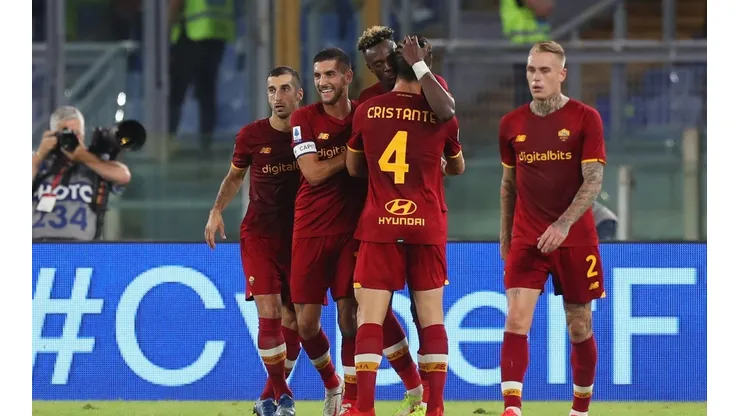 Tammy Abraham festeja con sus compañeros.