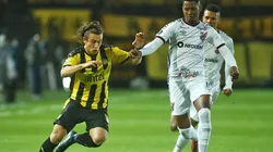 Acción de juego entre Peñarol y Paranaense.