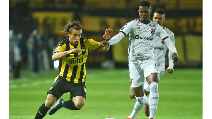 Acción de juego entre Peñarol y Paranaense.