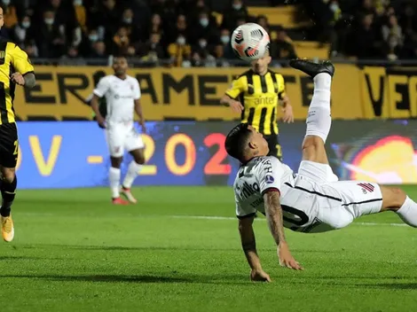 Blooper y golazo de David Terans para adelantar a Paranaense sobre Peñarol