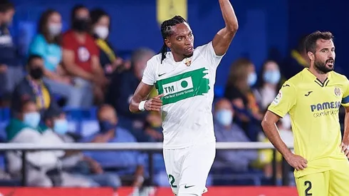 Johan Mojica en festejo de gol.