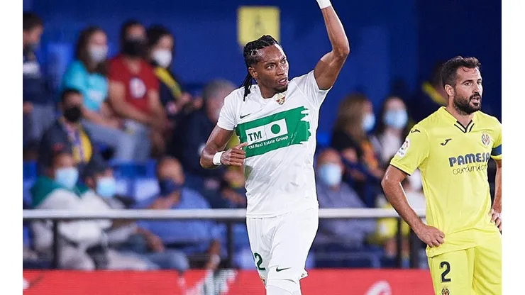 Johan Mojica en festejo de gol.