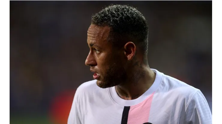Neymar estalla de bronca por una tarjeta amarilla y se descarga en redes.