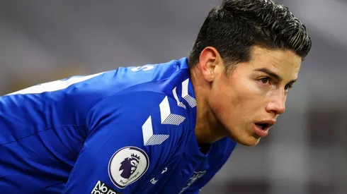 James Rodríguez en un encuentro con Everton.