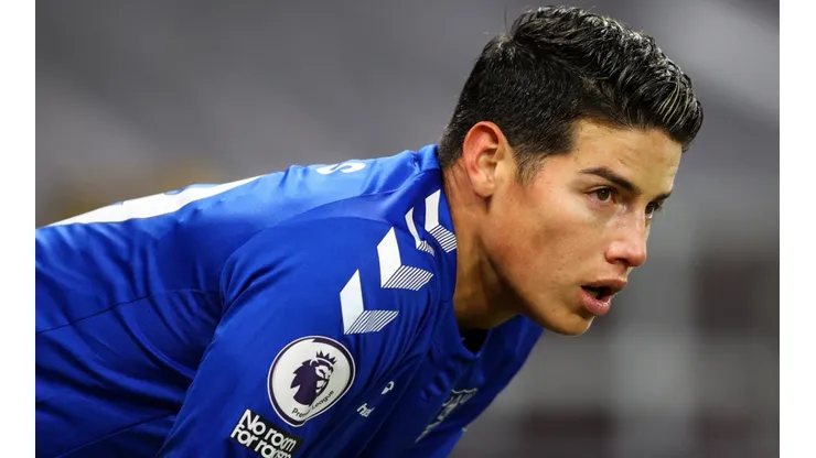 James Rodríguez en un encuentro con Everton.