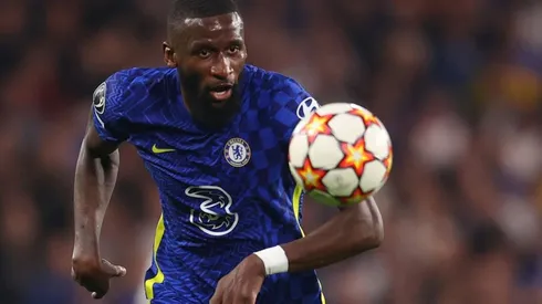 Antonio Rudiger en acción de juego con Chelsea.