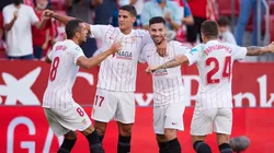 Alejandro 'Papu' Gómez se va a abrazar con Gonzalo Montiel y Erik Lamela tras el gol