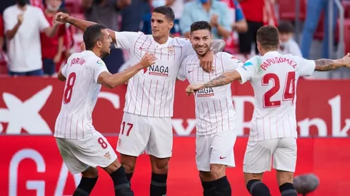 Alejandro 'Papu' Gómez se va a abrazar con Gonzalo Montiel y Erik Lamela tras el gol