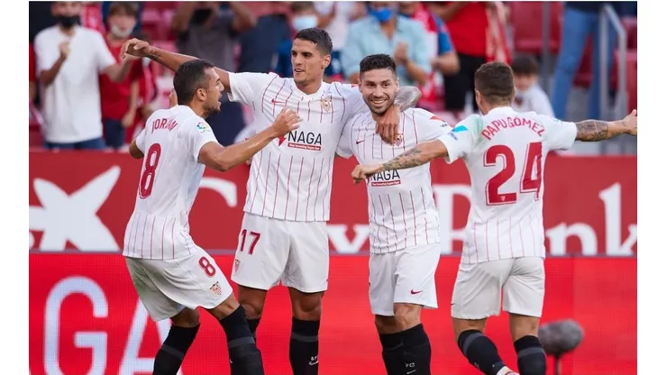Alejandro 'Papu' Gómez se va a abrazar con Gonzalo Montiel y Erik Lamela tras el gol