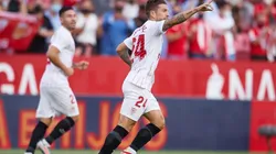 Alejandro 'Papu' Gómez festeja su gol, con Gonzalo Montiel, de buen partido, en el fondo.