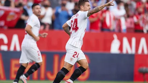 Alejandro 'Papu' Gómez festeja su gol, con Gonzalo Montiel, de buen partido, en el fondo.