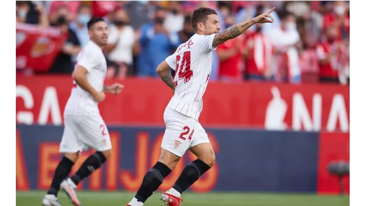 Alejandro 'Papu' Gómez festeja su gol, con Gonzalo Montiel, de buen partido, en el fondo.