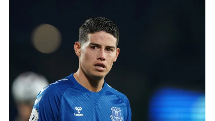 James Rodríguez en un encuentro con Everton.