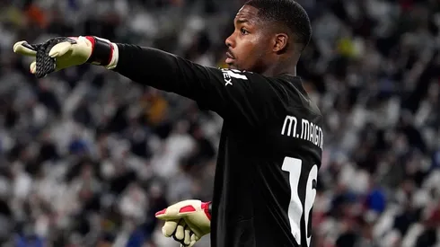 Maignan en acción de juego con Milan.
