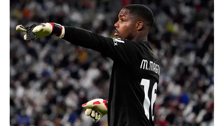 Maignan en acción de juego con Milan.