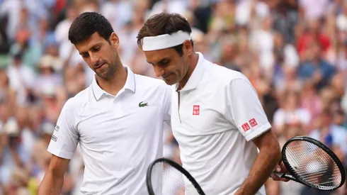 Novak Djokovic y Roger Federer en Wimbledon.
