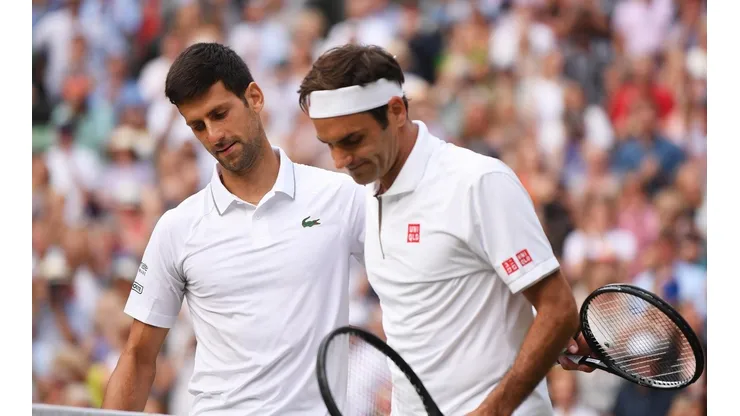 Novak Djokovic y Roger Federer en Wimbledon.