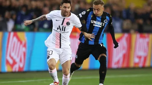 Lionel Messi, marcado por Noa Lang, figura de Brujas en el duelo de Champions League.