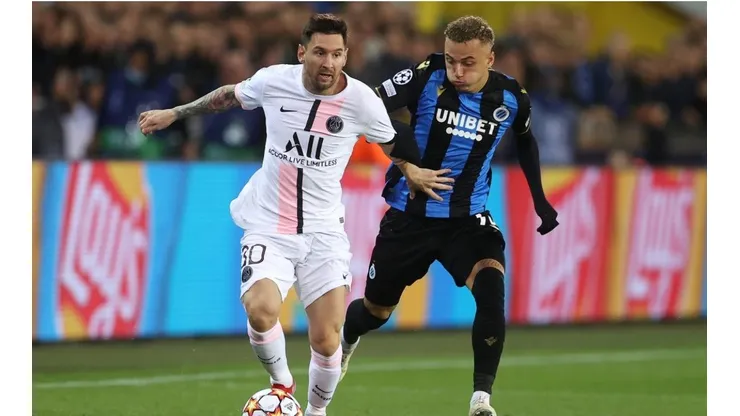 Lionel Messi, marcado por Noa Lang, figura de Brujas en el duelo de Champions League.
