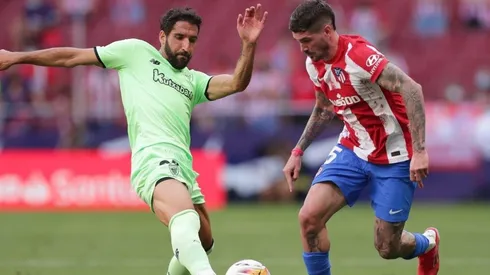 Rodrigo de Paul, ante Raúl García en el Atlético de Madrid vs Athletic Club.