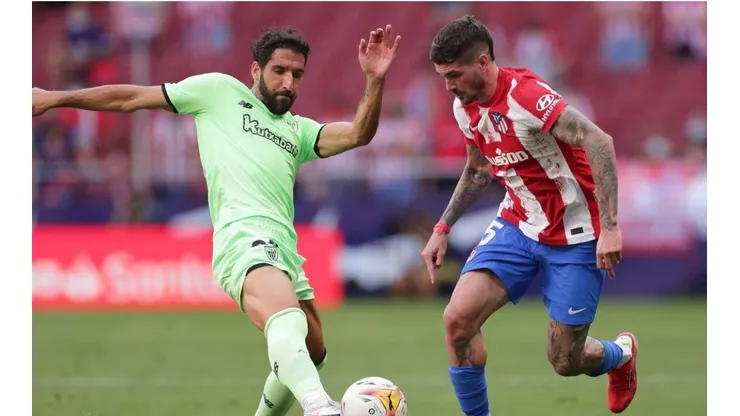 Rodrigo de Paul, ante Raúl García en el Atlético de Madrid vs Athletic Club.
