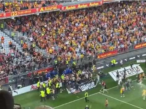 Escándalo: hinchas de Lens invaden el campo para enfrentarse a los de Lille