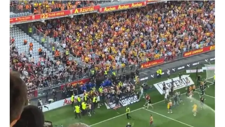 El Clásico del Norte en Francia terminó con una batalla campal entre hinchas de Lens y Lille.