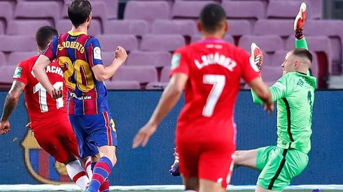 Acción de juego entre Barcelona y Granada.