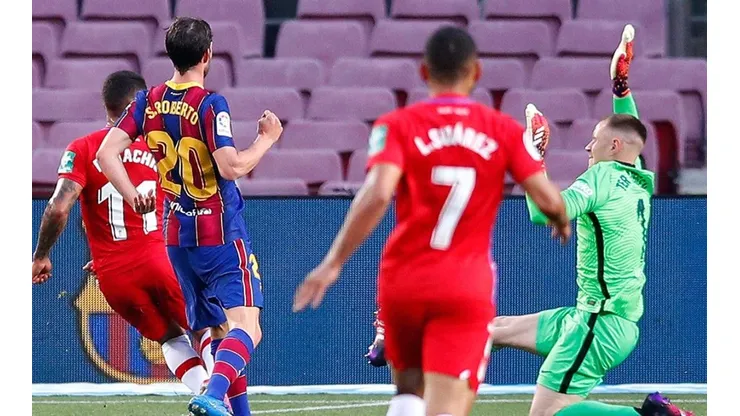 Acción de juego entre Barcelona y Granada.