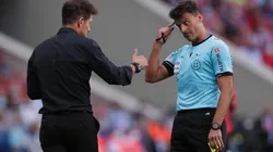 Diego Simeone, en conversación con el árbitro Jesús Gil Manzano.