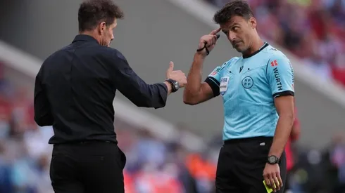 Diego Simeone, en conversación con el árbitro Jesús Gil Manzano.