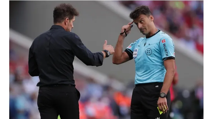Diego Simeone, en conversación con el árbitro Jesús Gil Manzano.
