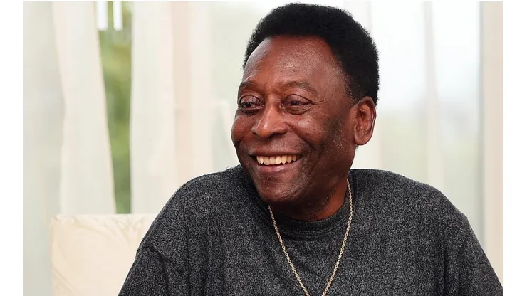 Pelé vuelve a ser internado tras empeorar su salud.