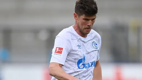Huntelaar en acción de juego con Schalke 04.