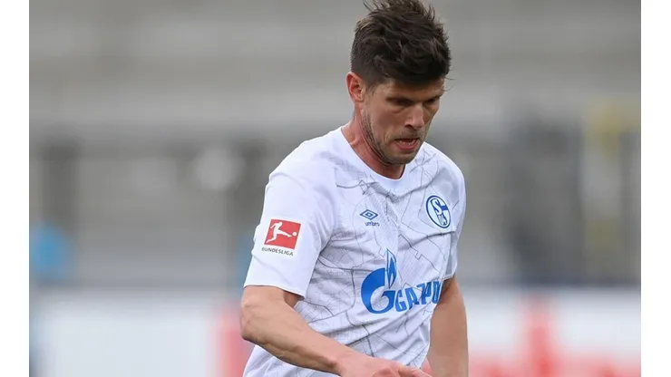 Huntelaar en acción de juego con Schalke 04.