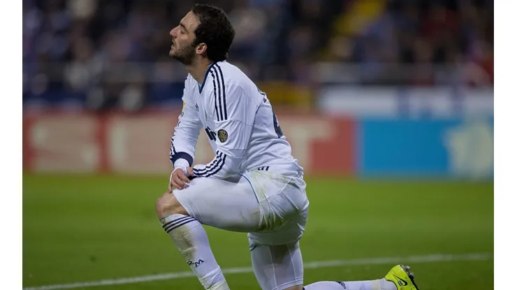 Gonzalo Higuaín en un encuentro con Real Madrid.