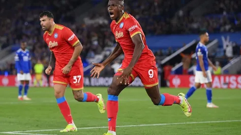 Festejo de gol de Napoli.