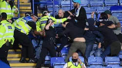 Momentos de la pelea de los hinchas con Napoli.