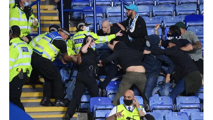Momentos de la pelea de los hinchas con Napoli.