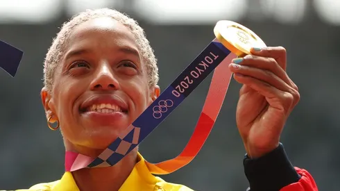 Yulimar Rojas con su medalla dorada en salto triple.